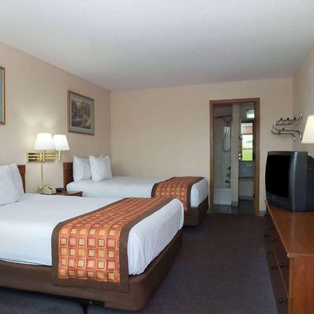 Days Inn By Wyndham Indianapolis East Post Road Экстерьер фото