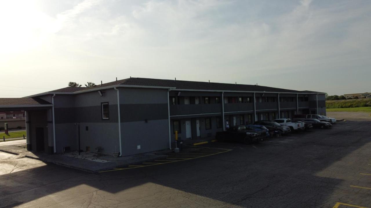 Days Inn By Wyndham Indianapolis East Post Road Экстерьер фото
