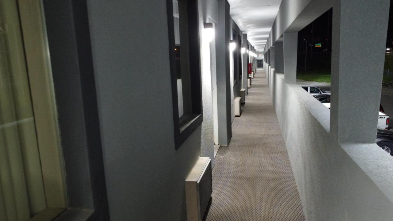 Days Inn By Wyndham Indianapolis East Post Road Экстерьер фото