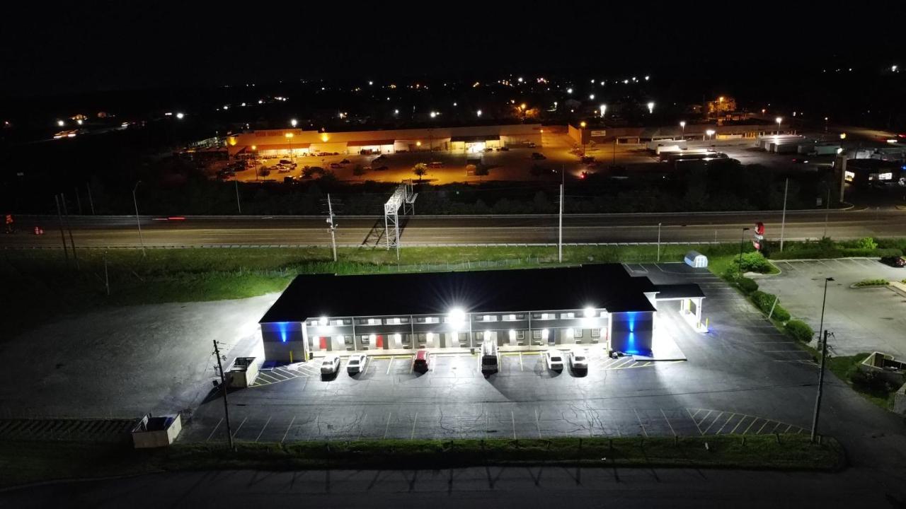 Days Inn By Wyndham Indianapolis East Post Road Экстерьер фото