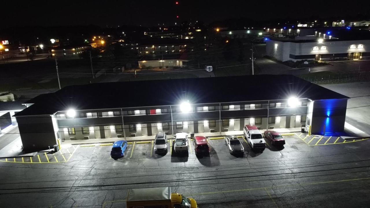 Days Inn By Wyndham Indianapolis East Post Road Экстерьер фото
