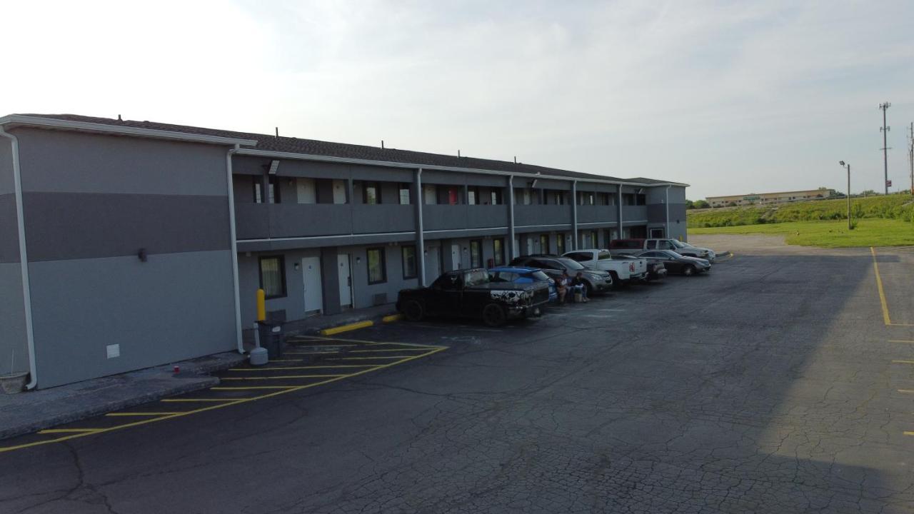 Days Inn By Wyndham Indianapolis East Post Road Экстерьер фото