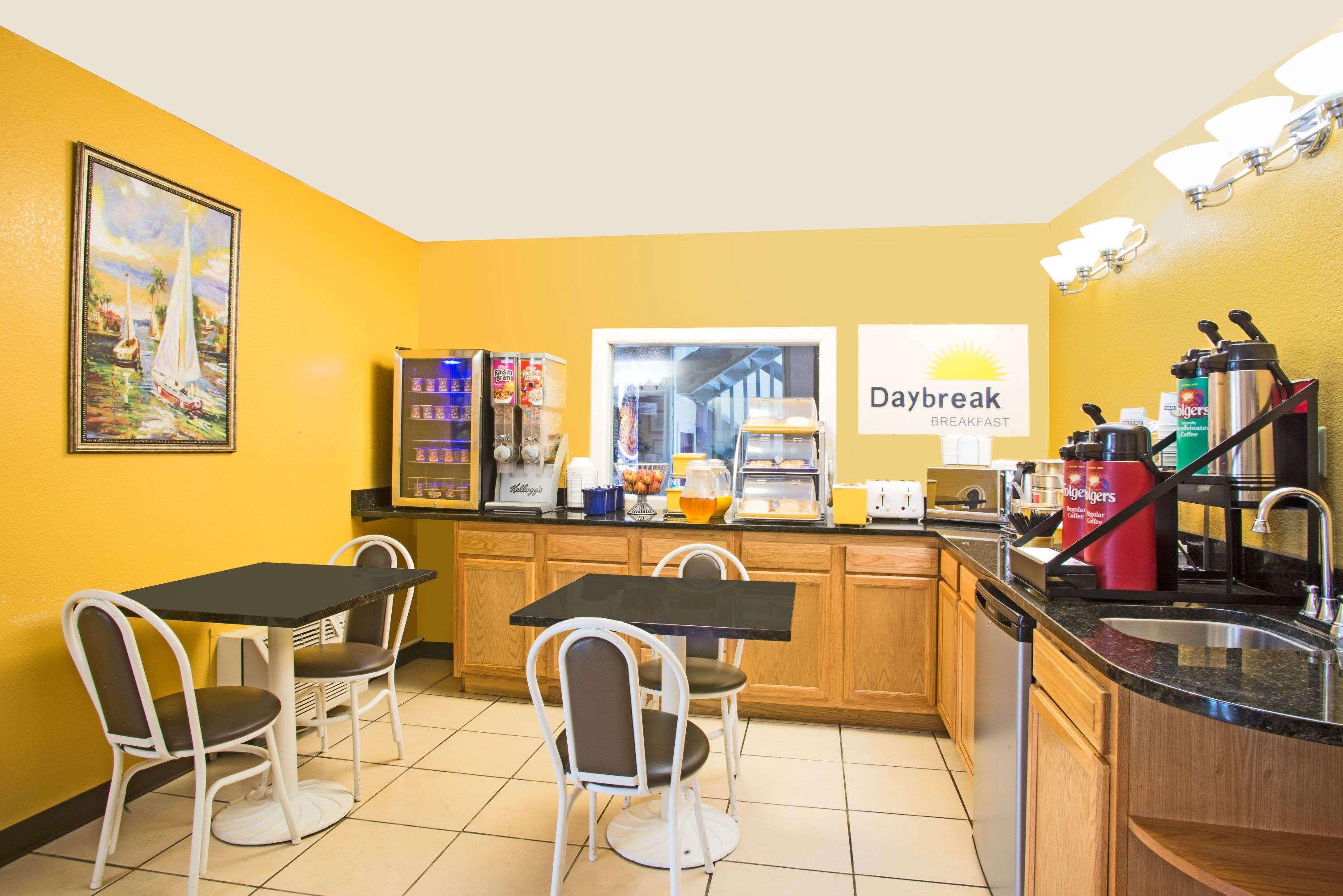 Days Inn By Wyndham Indianapolis East Post Road Экстерьер фото
