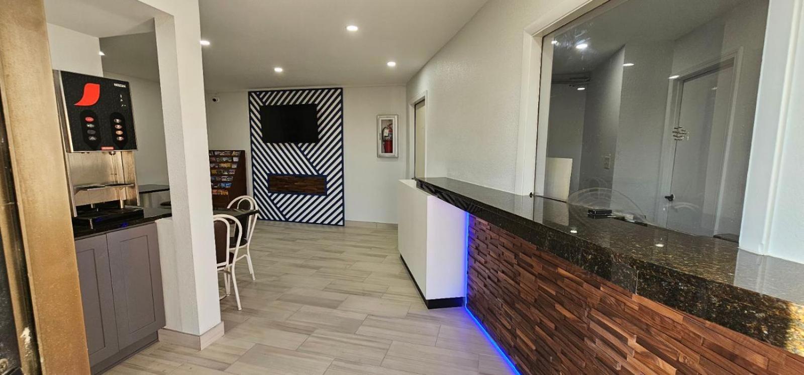 Days Inn By Wyndham Indianapolis East Post Road Экстерьер фото