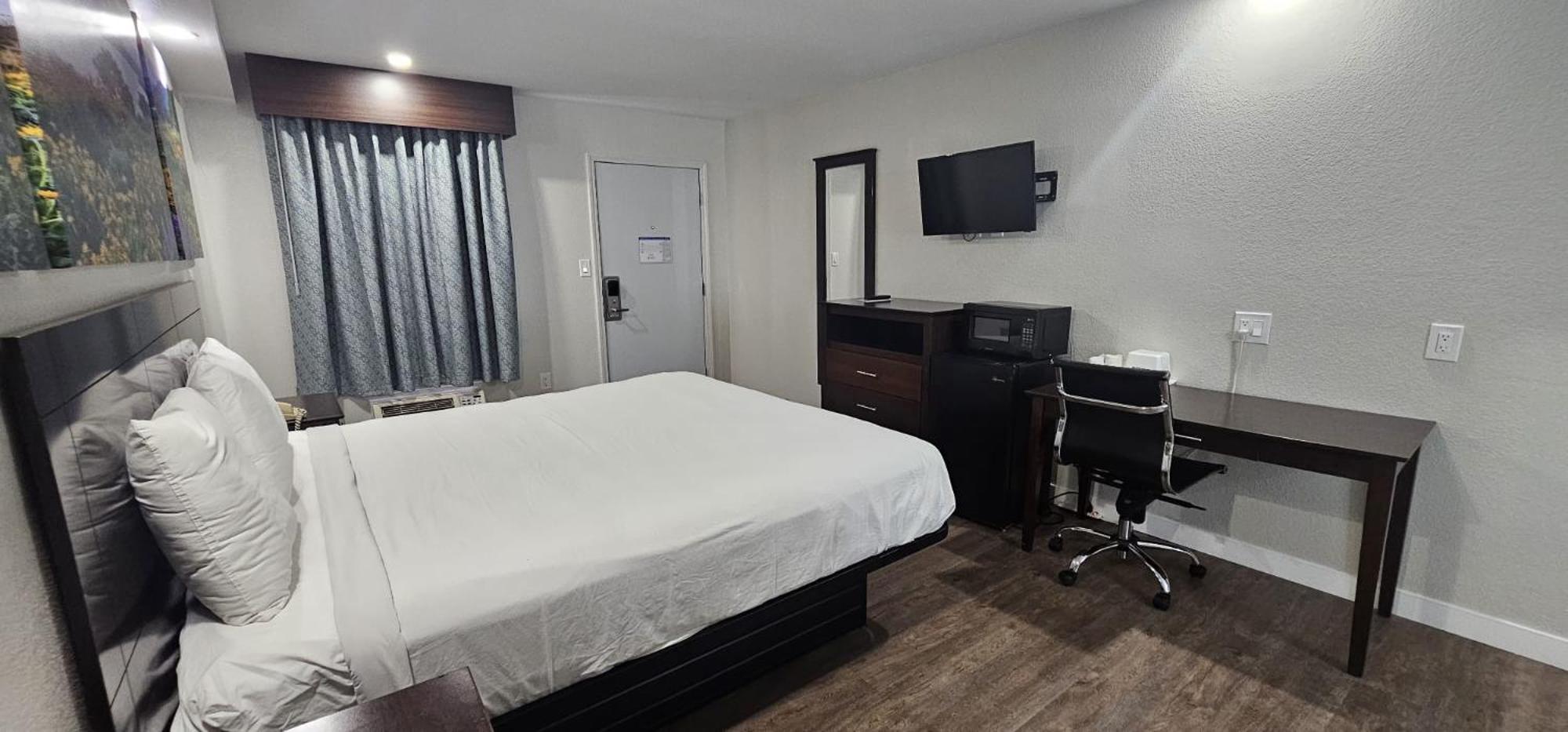 Days Inn By Wyndham Indianapolis East Post Road Экстерьер фото