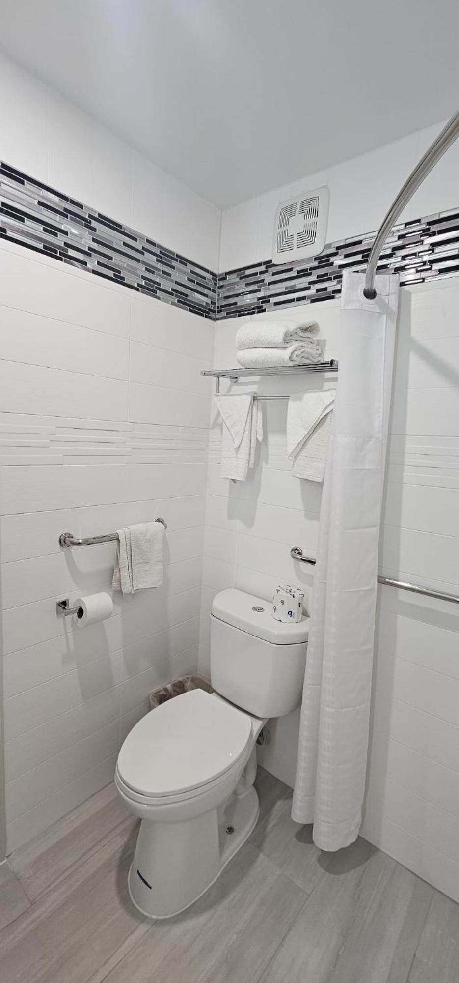 Days Inn By Wyndham Indianapolis East Post Road Экстерьер фото