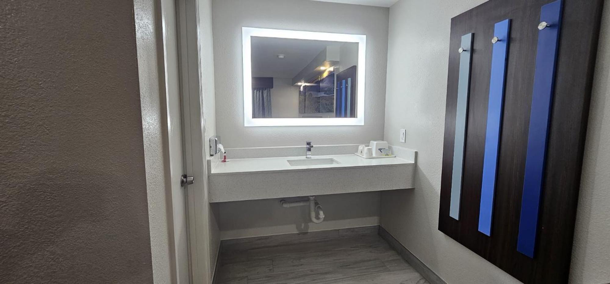 Days Inn By Wyndham Indianapolis East Post Road Экстерьер фото