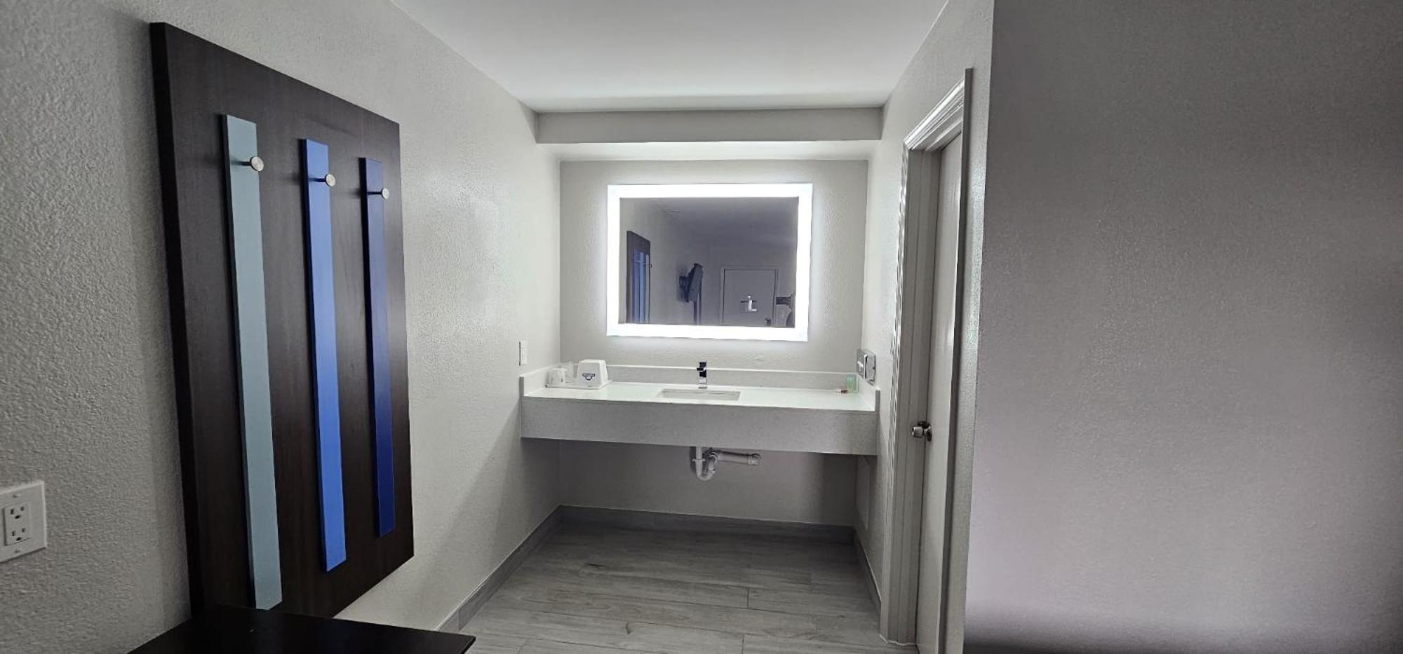 Days Inn By Wyndham Indianapolis East Post Road Экстерьер фото