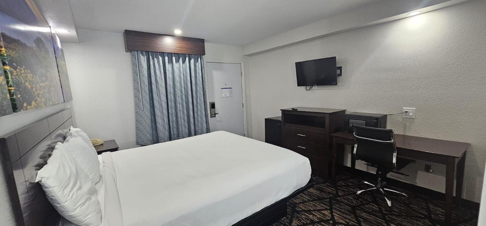 Days Inn By Wyndham Indianapolis East Post Road Экстерьер фото