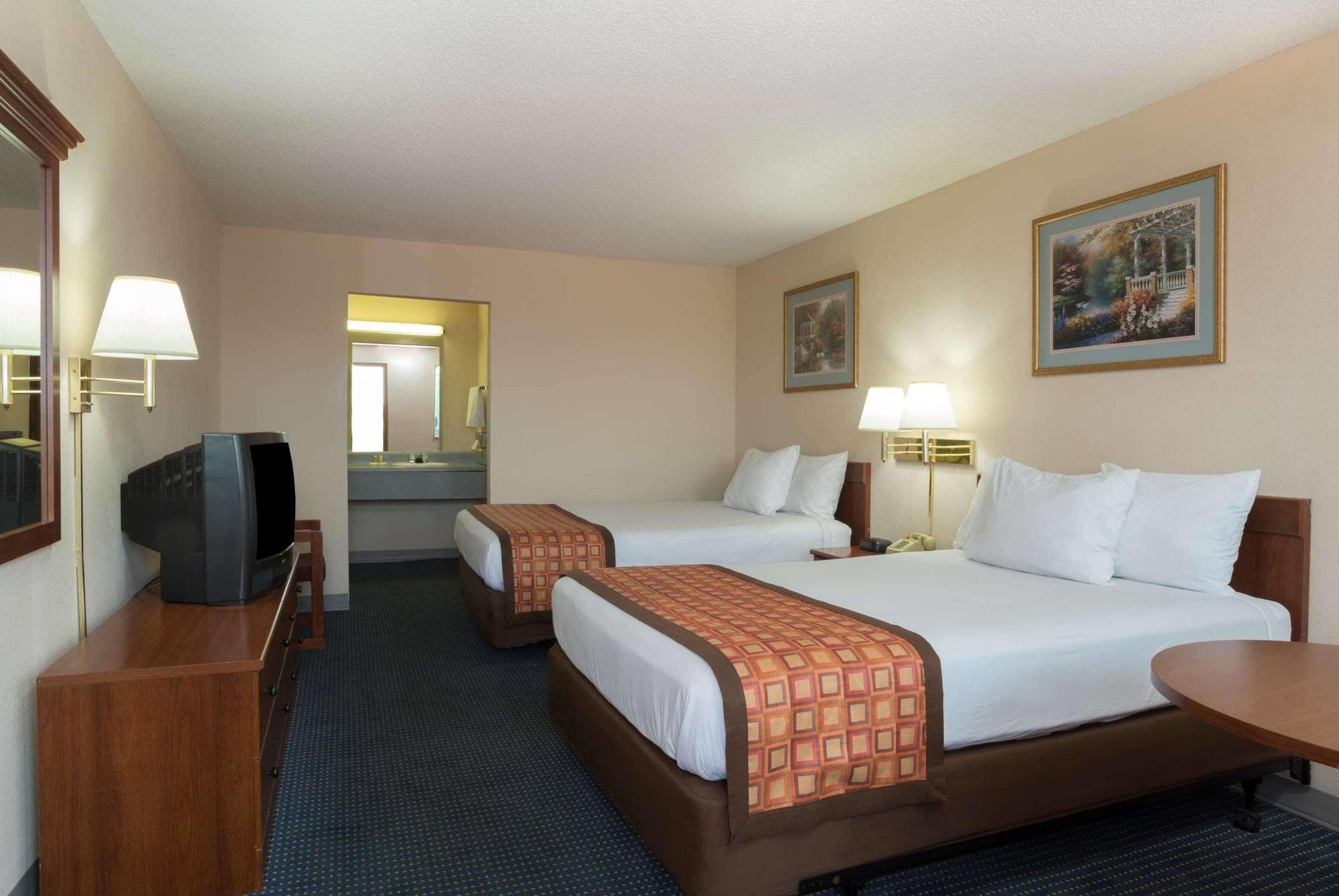Days Inn By Wyndham Indianapolis East Post Road Экстерьер фото